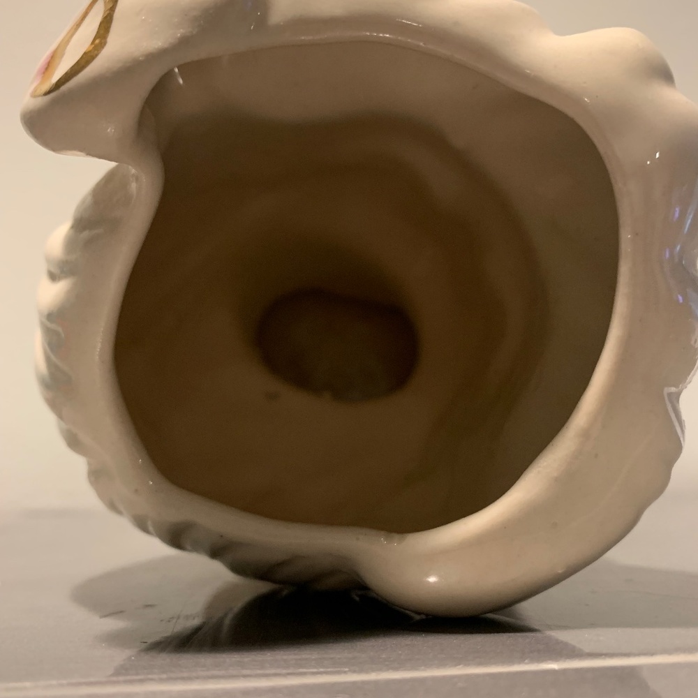 Glamour Girl Head vase ..signed white with gold trim.  Price Firm - Picture 4 of 8